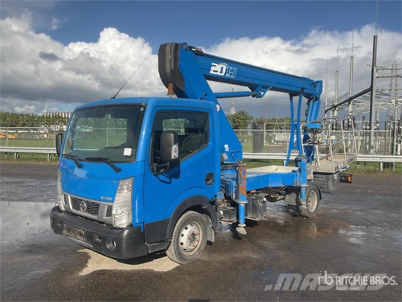 Nissan Socage 20TJ 300 kg on Nissan NT400 4x2 Bucket Truc Camion nacelle