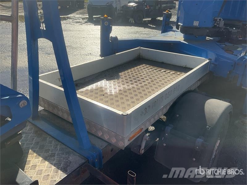 Nissan Socage 20TJ 300 kg on Nissan NT400 4x2 Bucket Truc Camion nacelle