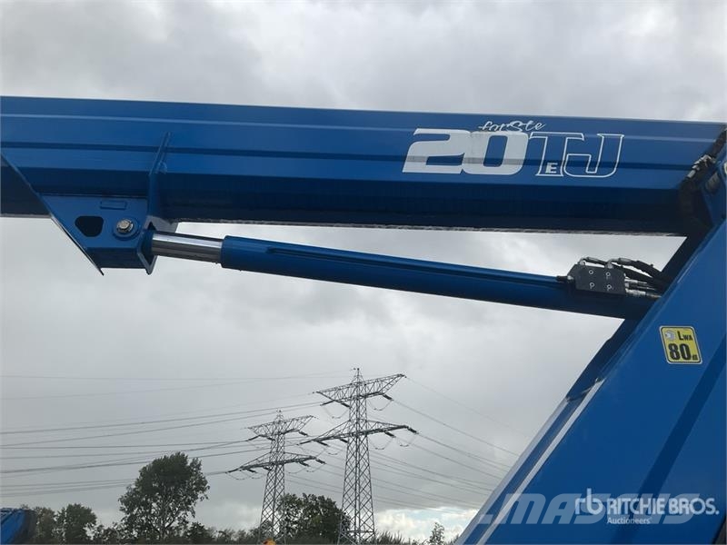Nissan Socage 20TJ 300 kg on Nissan NT400 4x2 Bucket Truc Camion nacelle