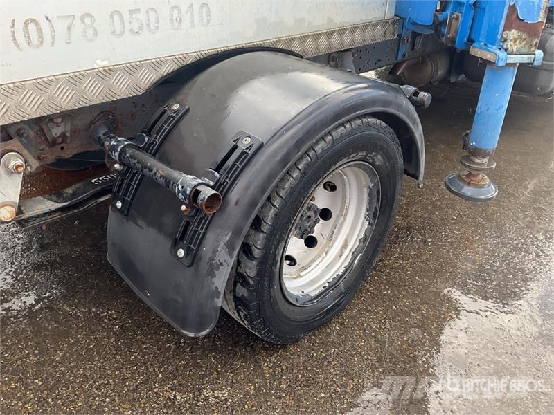 Nissan Socage 20TJ 300 kg on Nissan NT400 4x2 Bucket Truc Camion nacelle