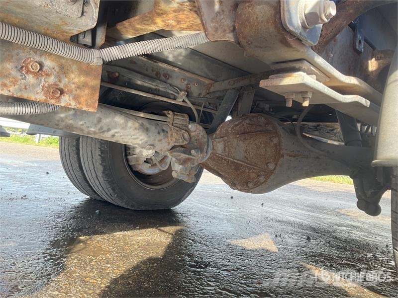 Nissan Socage 20TJ 300 kg on Nissan NT400 4x2 Bucket Truc Camion nacelle