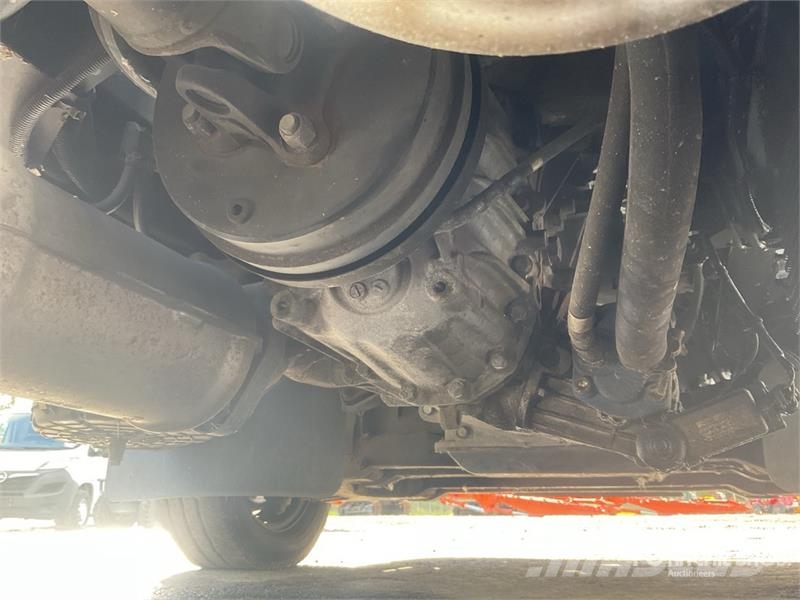 Nissan Socage 20TJ 300 kg on Nissan NT400 4x2 Bucket Truc Camion nacelle