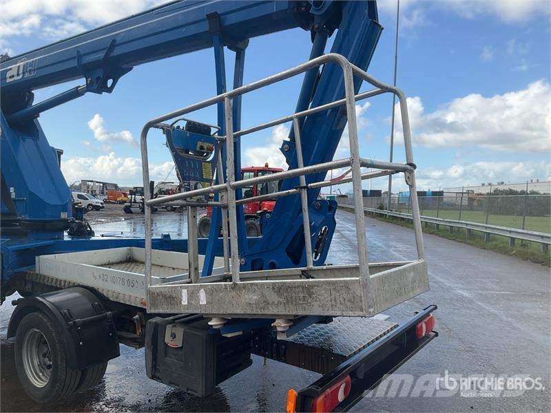 Nissan Socage 20TJ 300 kg on Nissan NT400 4x2 Bucket Truc Camion nacelle