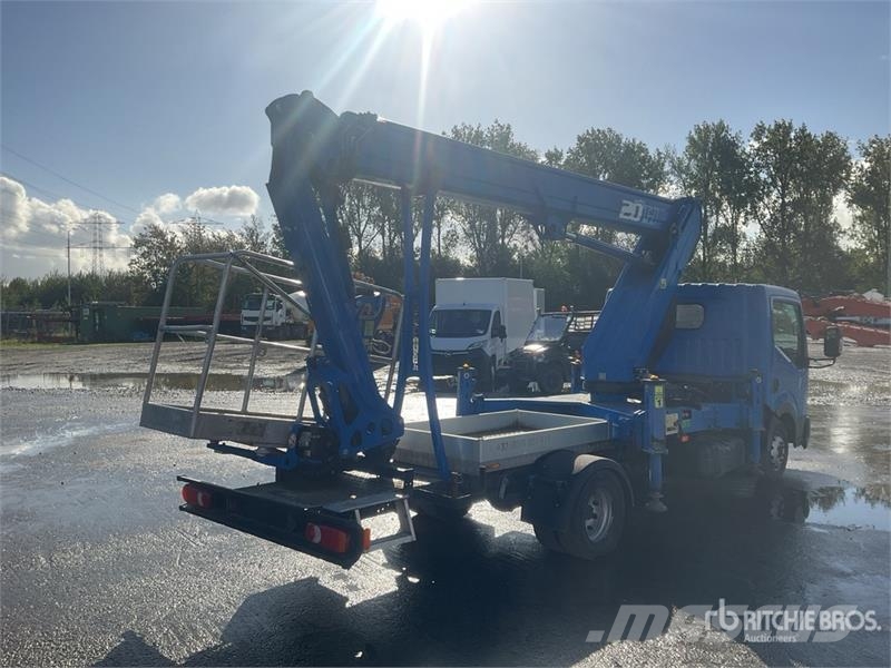 Nissan Socage 20TJ 300 kg on Nissan NT400 4x2 Bucket Truc Camion nacelle