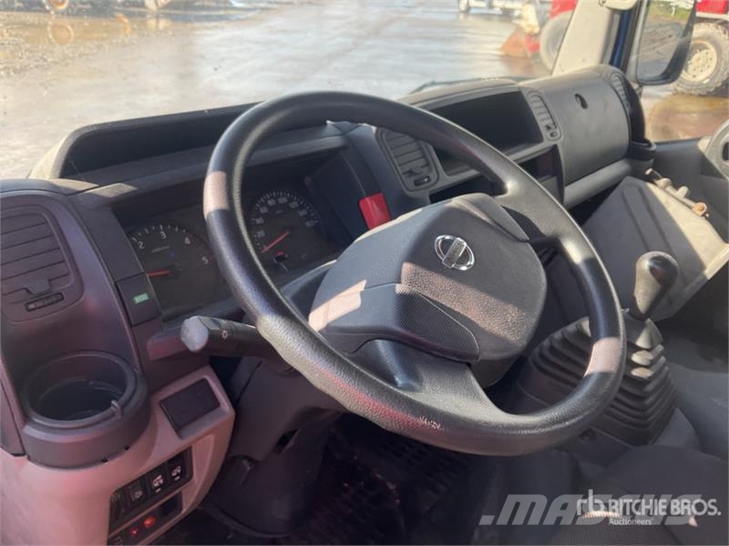 Nissan Socage 20TJ 300 kg on Nissan NT400 4x2 Bucket Truc Camion nacelle