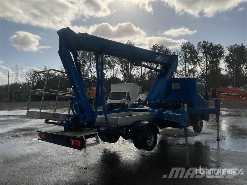 Nissan Socage 20TJ 300 kg on Nissan NT400 4x2 Bucket Truc Camion nacelle