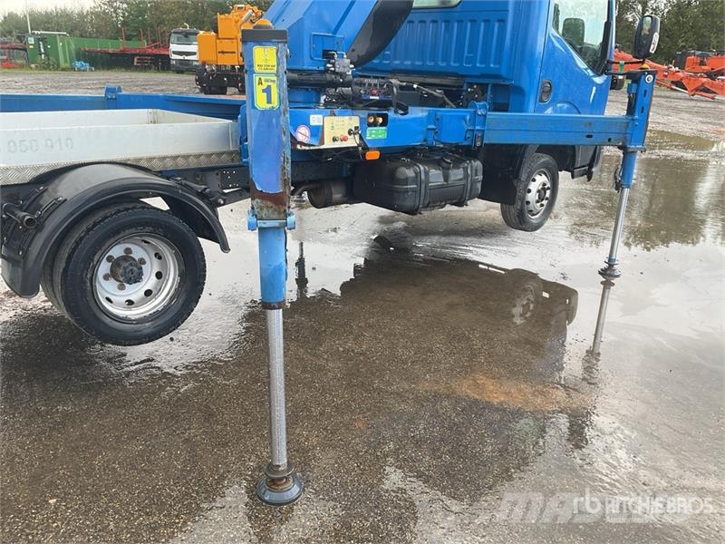 Nissan Socage 20TJ 300 kg on Nissan NT400 4x2 Bucket Truc Camion nacelle