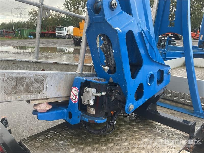 Nissan Socage 20TJ 300 kg on Nissan NT400 4x2 Bucket Truc Camion nacelle