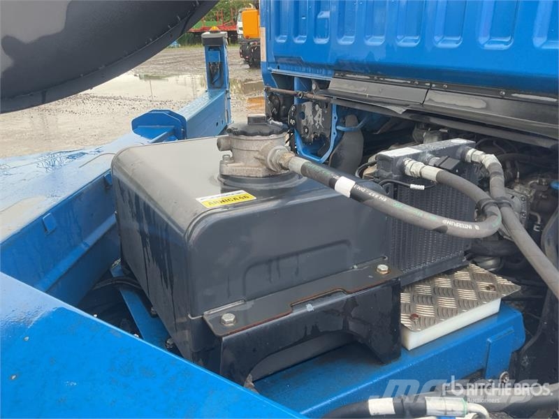 Nissan Socage 20TJ 300 kg on Nissan NT400 4x2 Bucket Truc Camion nacelle
