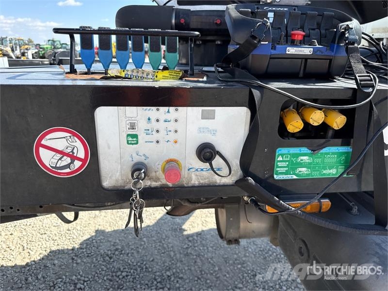 Nissan Socage 25D 24 m on Nissan Cabstar 35.13 Bucket Tru Teherautóra szerelt emelők és állványok