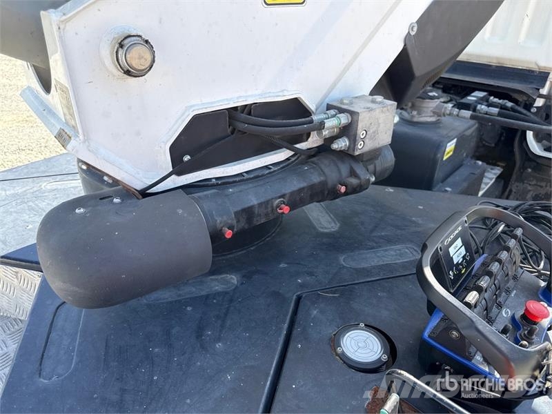 Nissan Socage 25D 24 m on Nissan Cabstar 35.13 Bucket Tru Teherautóra szerelt emelők és állványok
