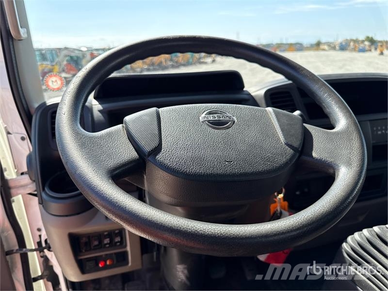 Nissan Socage 25D 24 m on Nissan Cabstar 35.13 Bucket Tru Teherautóra szerelt emelők és állványok