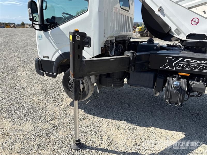 Nissan Socage 25D 24 m on Nissan Cabstar 35.13 Bucket Tru Teherautóra szerelt emelők és állványok