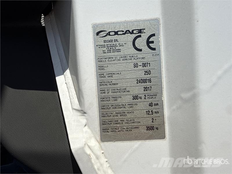 Nissan Socage 25D 24 m on Nissan Cabstar 35.13 Bucket Tru Teherautóra szerelt emelők és állványok