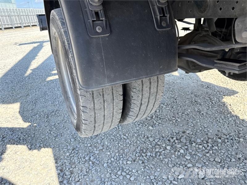 Nissan Socage 25D 24 m on Nissan Cabstar 35.13 Bucket Tru Teherautóra szerelt emelők és állványok