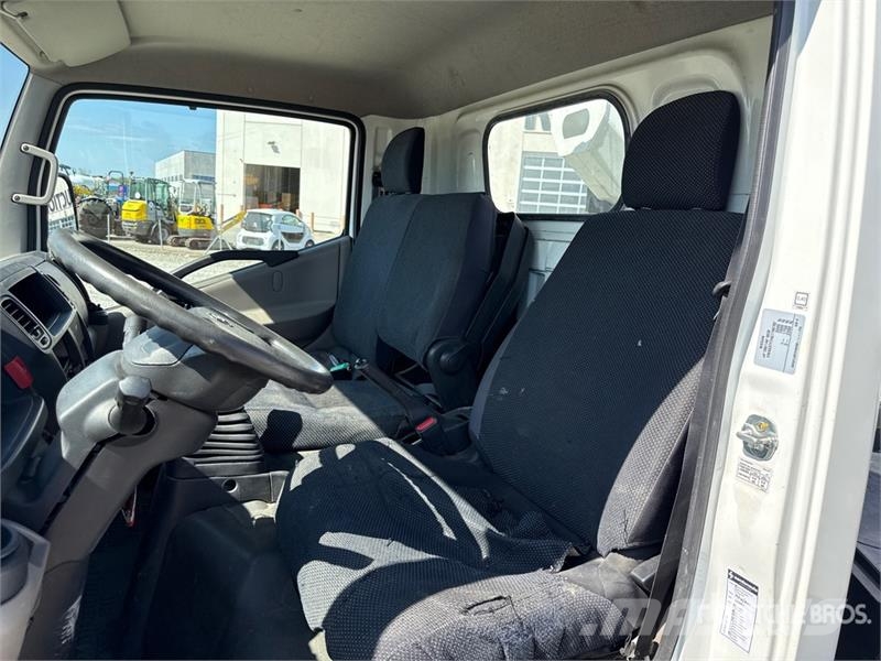 Nissan Socage 25D 24 m on Nissan Cabstar 35.13 Bucket Tru Teherautóra szerelt emelők és állványok