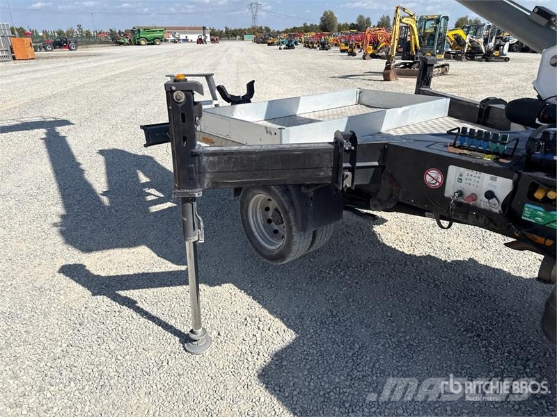 Nissan Socage 25D 24 m on Nissan Cabstar 35.13 Bucket Tru Teherautóra szerelt emelők és állványok