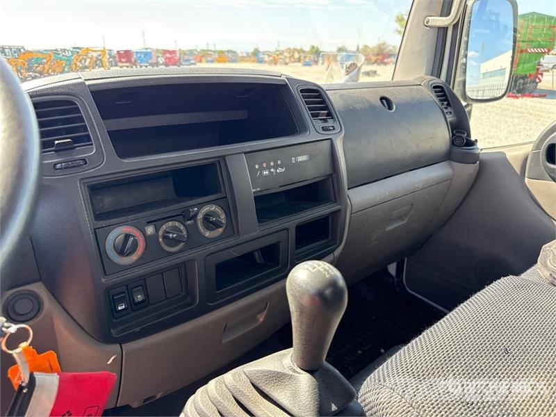 Nissan Socage 25D 24 m on Nissan Cabstar 35.13 Bucket Tru Teherautóra szerelt emelők és állványok