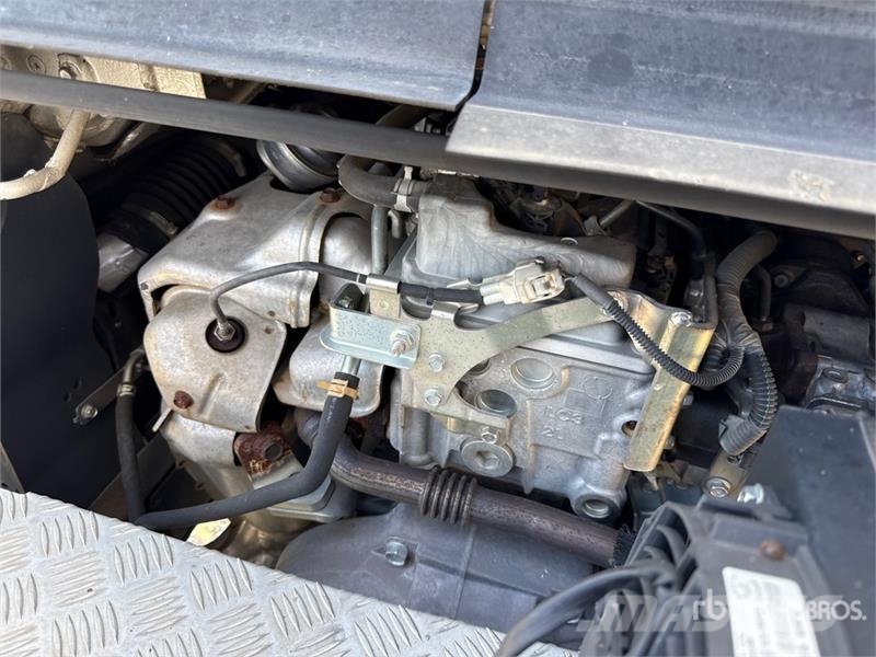Nissan Socage 25D 24 m on Nissan Cabstar 35.13 Bucket Tru Teherautóra szerelt emelők és állványok