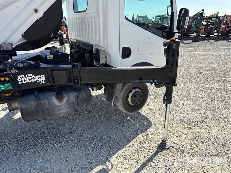 Nissan Socage 25D 24 m on Nissan Cabstar 35.13 Bucket Tru Teherautóra szerelt emelők és állványok