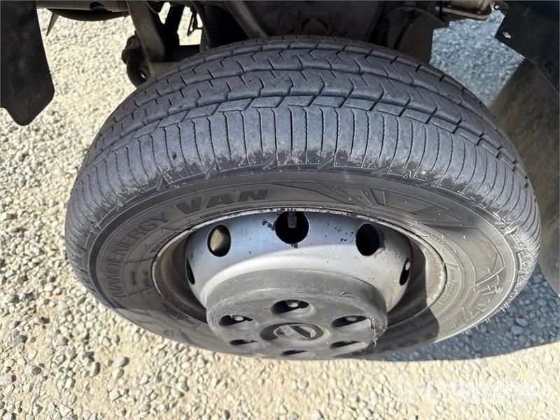 Nissan Socage 25D 24 m on Nissan Cabstar 35.13 Bucket Tru Teherautóra szerelt emelők és állványok