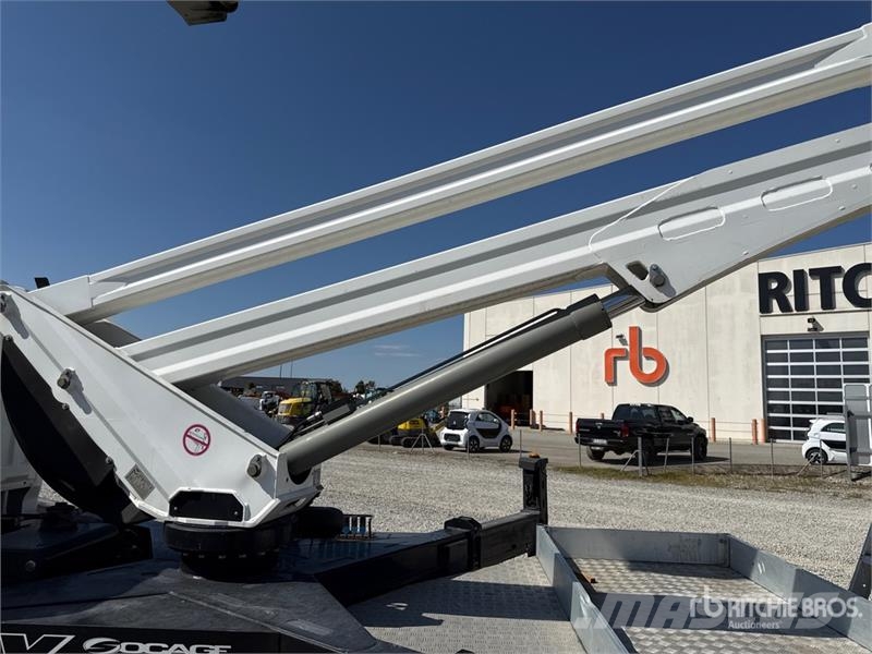 Nissan Socage 25D 24 m on Nissan Cabstar 35.13 Bucket Tru Teherautóra szerelt emelők és állványok
