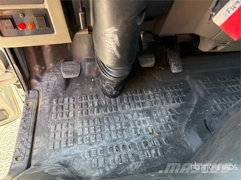Nissan Socage 25D 24 m on Nissan Cabstar 35.13 Bucket Tru Teherautóra szerelt emelők és állványok