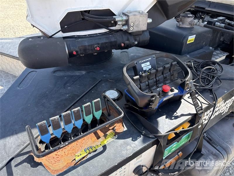 Nissan Socage 25D 24 m on Nissan Cabstar 35.13 Bucket Tru Teherautóra szerelt emelők és állványok