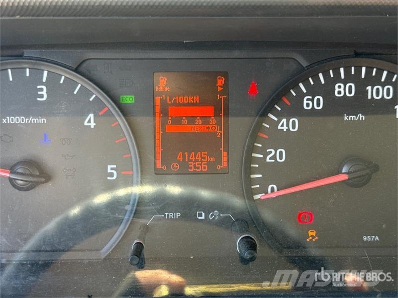 Nissan Socage 25D 24 m on Nissan Cabstar 35.13 Bucket Tru Teherautóra szerelt emelők és állványok