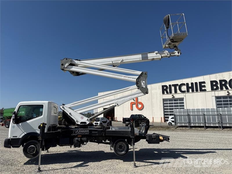 Nissan Socage 25D 24 m on Nissan Cabstar 35.13 Bucket Tru Teherautóra szerelt emelők és állványok