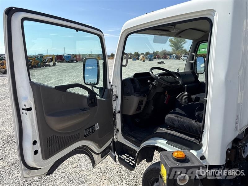 Nissan Socage 25D 24 m on Nissan Cabstar 35.13 Bucket Tru Teherautóra szerelt emelők és állványok