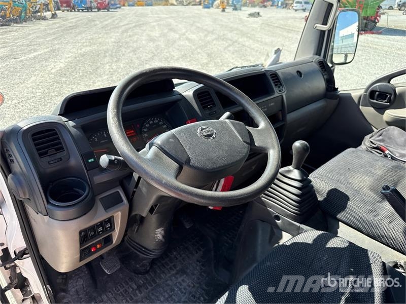 Nissan Socage 25D 24 m on Nissan Cabstar 35.13 Bucket Tru Teherautóra szerelt emelők és állványok