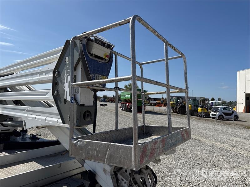 Nissan Socage 25D 24 m on Nissan Cabstar 35.13 Bucket Tru Teherautóra szerelt emelők és állványok