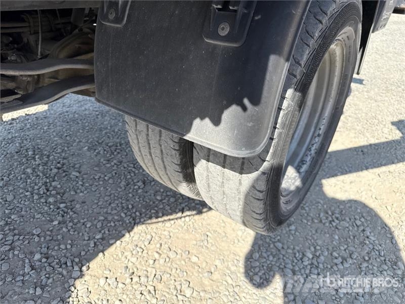 Nissan Socage 25D 24 m on Nissan Cabstar 35.13 Bucket Tru Teherautóra szerelt emelők és állványok