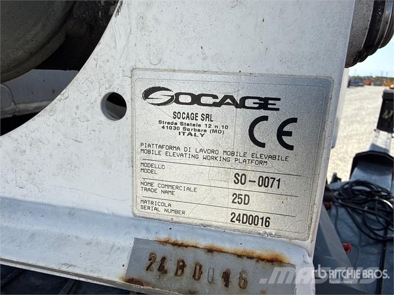 Nissan Socage 25D 24 m on Nissan Cabstar 35.13 Bucket Tru Teherautóra szerelt emelők és állványok