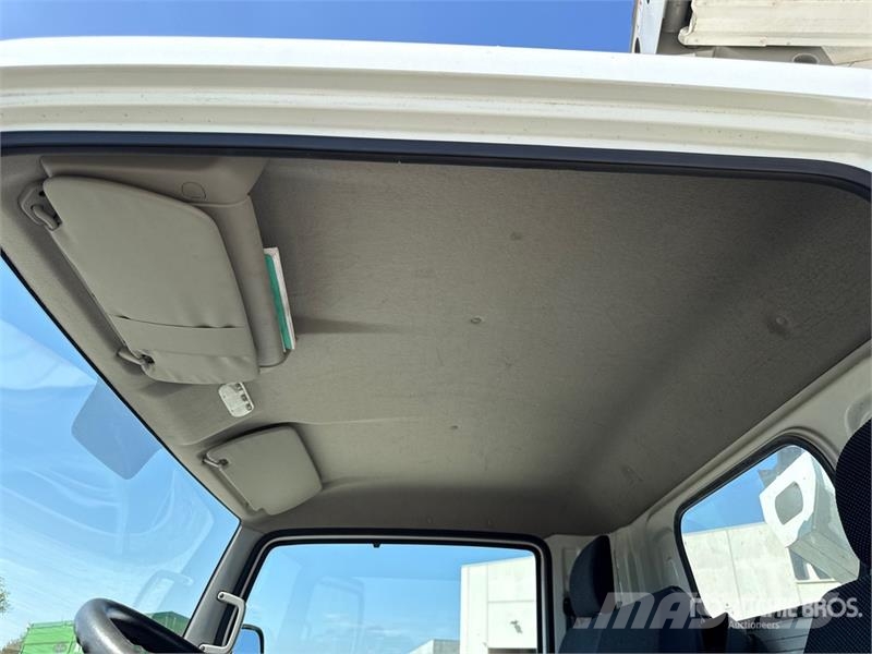 Nissan Socage 25D 24 m on Nissan Cabstar 35.13 Bucket Tru Teherautóra szerelt emelők és állványok