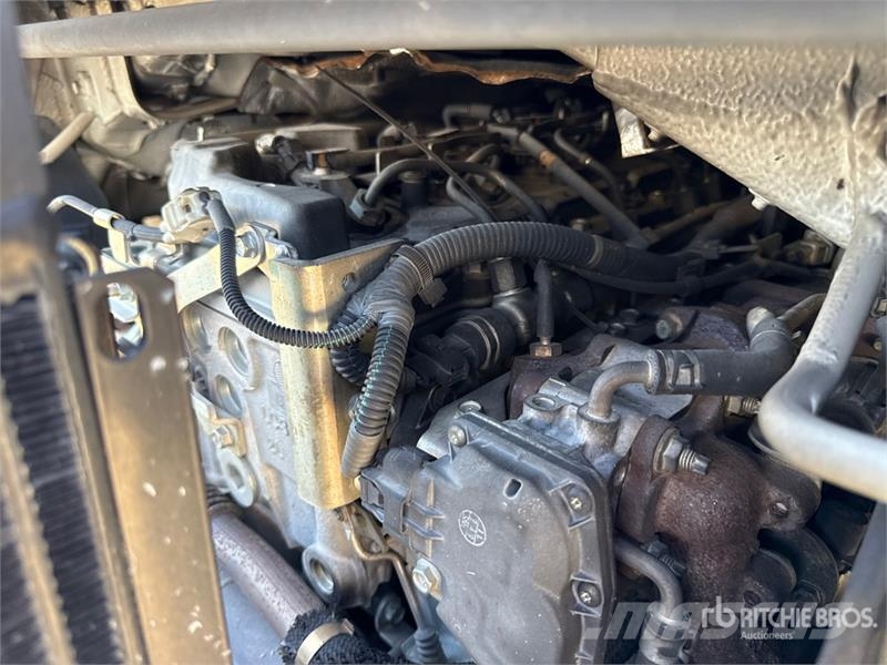 Nissan Socage 25D 24 m on Nissan Cabstar 35.13 Bucket Tru Teherautóra szerelt emelők és állványok