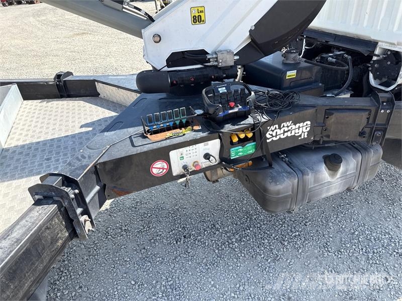 Nissan Socage 25D 24 m on Nissan Cabstar 35.13 Bucket Tru Teherautóra szerelt emelők és állványok