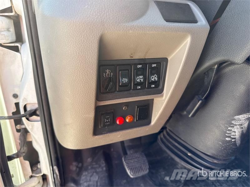 Nissan Socage 25D 24 m on Nissan Cabstar 35.13 Bucket Tru Teherautóra szerelt emelők és állványok