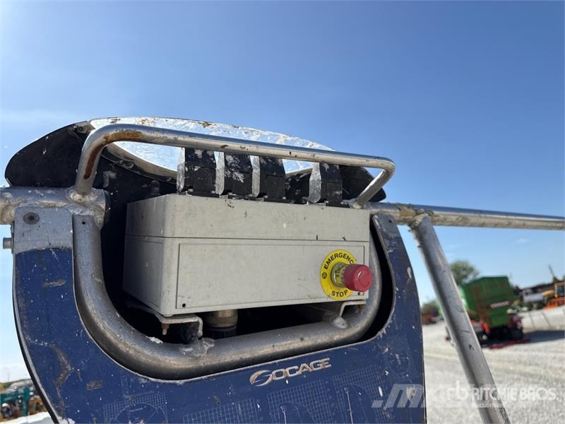 Nissan Socage 25D 24 m on Nissan Cabstar 35.13 Bucket Tru Teherautóra szerelt emelők és állványok