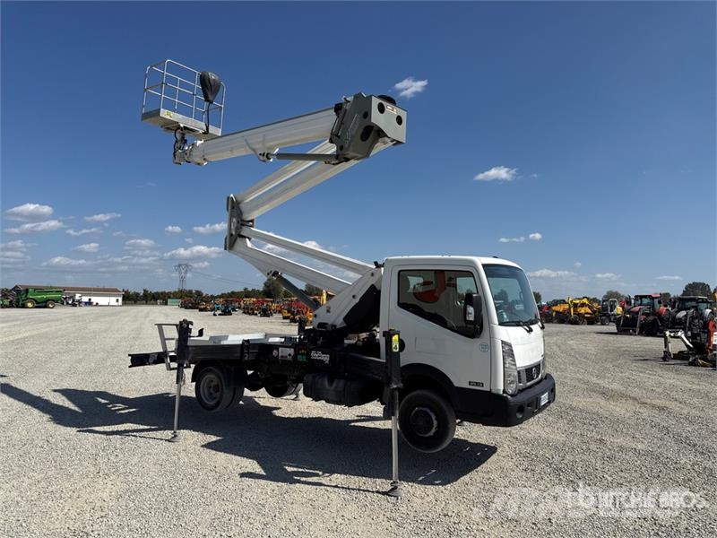 Nissan Socage 25D 24 m on Nissan Cabstar 35.13 Bucket Tru Teherautóra szerelt emelők és állványok