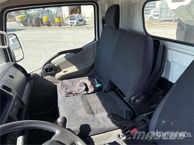 Nissan Socage 25D 24 m on Nissan Cabstar 35.13 Bucket Tru Teherautóra szerelt emelők és állványok