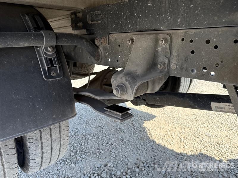 Nissan Socage 25D 24 m on Nissan Cabstar 35.13 Bucket Tru Teherautóra szerelt emelők és állványok