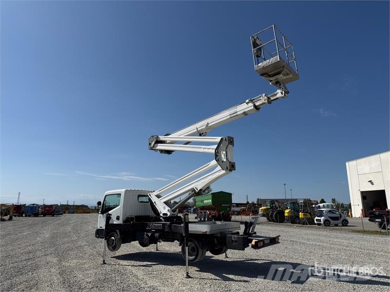 Nissan Socage 25D 24 m on Nissan Cabstar 35.13 Bucket Tru Teherautóra szerelt emelők és állványok