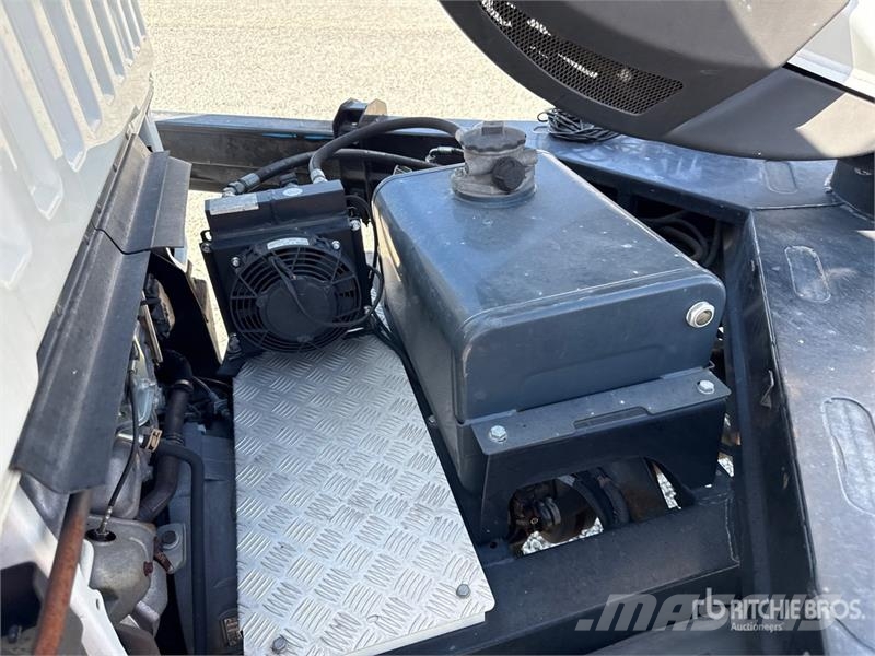 Nissan Socage 25D 24 m on Nissan Cabstar 35.13 Bucket Tru Teherautóra szerelt emelők és állványok