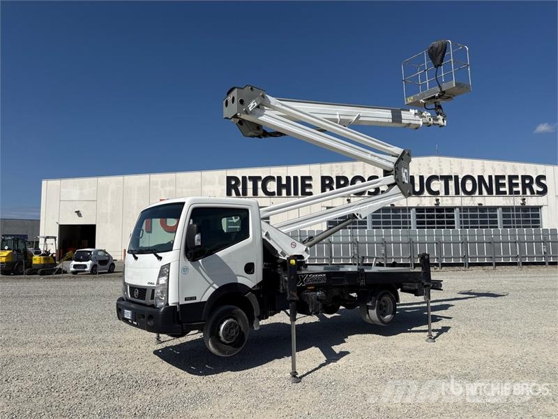 Nissan Socage 25D 24 m on Nissan Cabstar 35.13 Bucket Tru Teherautóra szerelt emelők és állványok