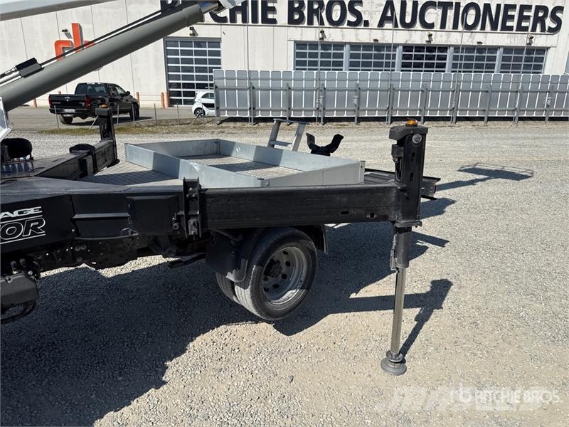 Nissan Socage 25D 24 m on Nissan Cabstar 35.13 Bucket Tru Teherautóra szerelt emelők és állványok