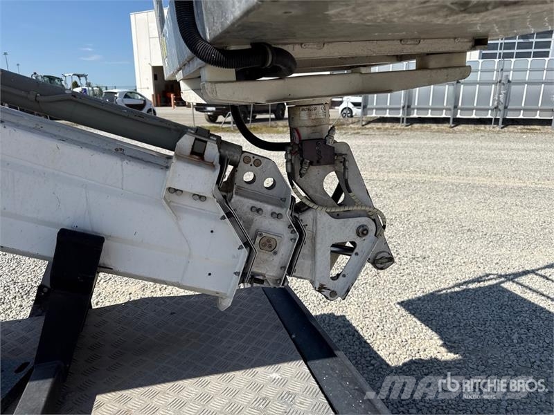 Nissan Socage 25D 24 m on Nissan Cabstar 35.13 Bucket Tru Teherautóra szerelt emelők és állványok