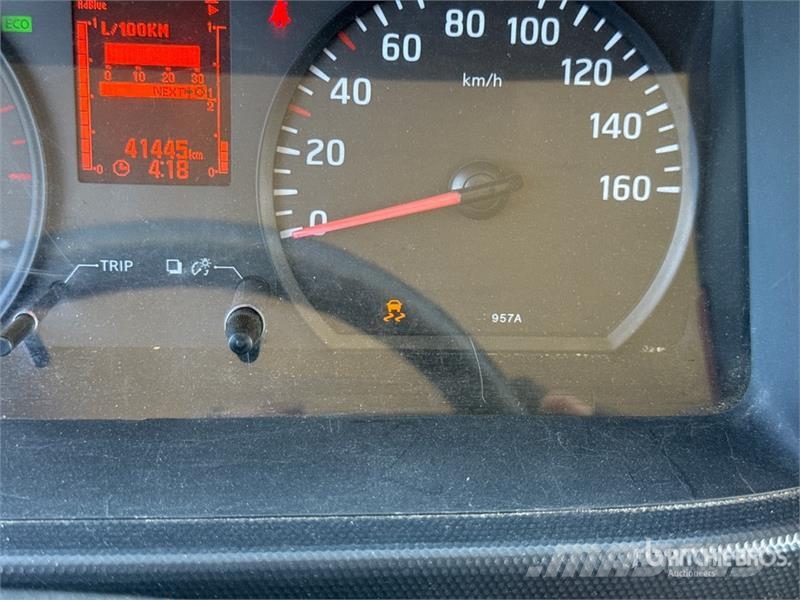 Nissan Socage 25D 24 m on Nissan Cabstar 35.13 Bucket Tru Teherautóra szerelt emelők és állványok