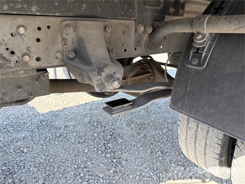 Nissan Socage 25D 24 m on Nissan Cabstar 35.13 Bucket Tru Teherautóra szerelt emelők és állványok